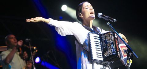 Julieta Venegas encandil� a quienes asistieron a su concierto en Castrelos, que apenas cubrieron la mitad del recinto. 
