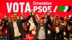 El secretario general del PSOE y presidente del Gobierno, Pedro S�nchez (i) y el candidato socialista a la Presidencia de la Junta, Miguel �ngel Gallardo (c), participan en el acto de cierre de campa�a electoral, a 19 de diciembre de 2025, en Villanueva de la Serena, Badajoz.