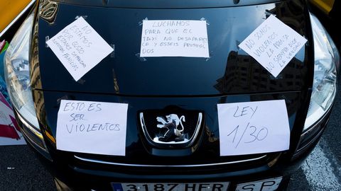 Los taxistas de Barcelona mantienen las concentraciones de protesta en el centro de la ciudad. 
