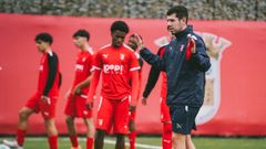 &Aacute;lex Paz dirige un ejercicio durante una sesi&oacute;n de entrenamiento con los j&oacute;venes valores del club bracarense