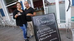 Cafet�n Amor, desde las 4. Al tiempo que se organiza la primera subasta de pescado Amor P�rez y Wilder R�a encienden su m�quina de caf� en el mercado de A Magdalena. Desde noviembre llevan un local que conocen bien: �Mi familia es de pescadores y vi esta cafeter�a toda la vida, abierta desde primera hora. Nos piden mucho caf�, cuenta ella. 