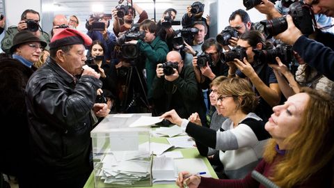 Un ciudadano con la t�pica barretina catalana vota en un colegio del barrio de Les Corts, en Barcelona