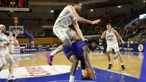 El gigante Okanu se come la finta de Okanu y le cae encima