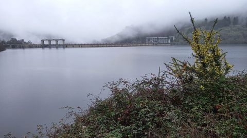 Una vista posterior del muro de la presa de Belesar muestra el nivel que ha alcanzado el agua almacenada en el embalse 