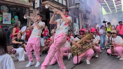 Los miembros de la charanga BCB de Celanova durante su pasacalles en Zamora