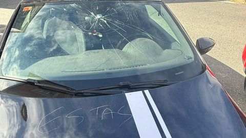 El coche vandalizado en A Pobra apareci� con la luna rota y la carrocer�a rajada con el mensaje �est�s muerto�