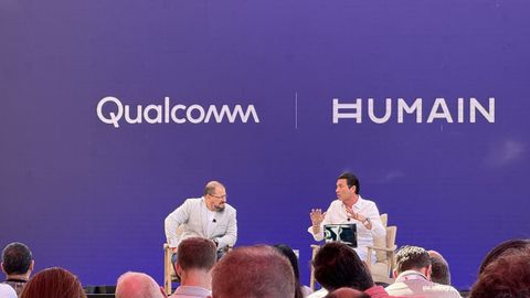 Arabia Saud� anunci� que entra en la carrera de la IA. En la imagen, Cristiano Amon con Tareq Amin, presidente de Humain.