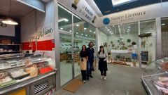 Carolina Rodr�guez, Dani Rocha y Clara Armesto, en el mercado de Elvi�a