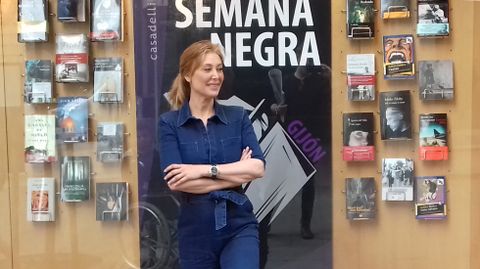 Teresa Viejo, ante una librería del centro de Gijón