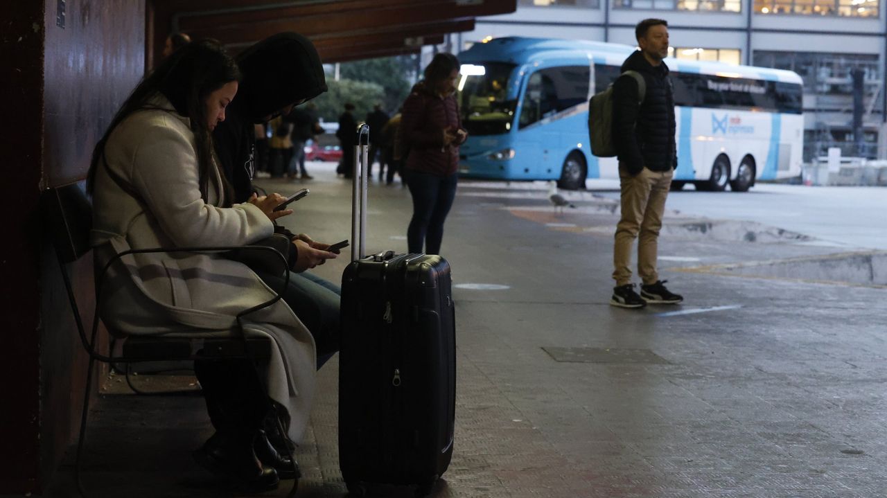 Caos en la estación de autobús de A Coruña por el último autobús a Lugo: «Nos dejaron tirados»