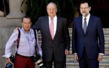 Antes de reunirse con Rajoy, el rey aprovech� su comparecencia ante los periodistas para felicitar al fot�grafo Juan Ch�vez, que se jubil� ayer despu�s de 38 a�os siguiendo a la familia real.