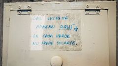 Cuadro de luz en el IES Calder�n de la Barca de Gij�n mojado de agua.