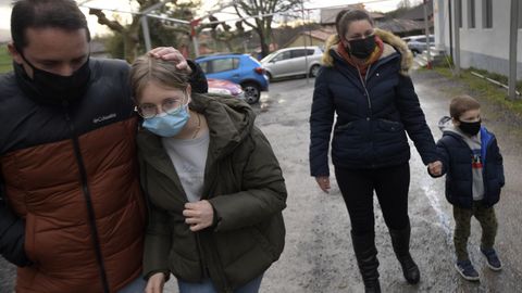 Liudmyla Starovoit (d), que hoy a llegado al pueblo de Coya acompa�ada por su hijo Misha de 4 a�os, se reencuentra con su otra hija Ania Romanenko (c) y con el padre adoptivo de Ania, Rub�n Estu�iga (i), Polic�a Nacional que fue a buscarla a Ucrania al inicio del conflicto