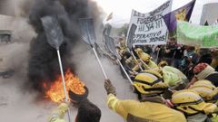 Bomberos forestales, durantela concentracin de este viernes frente a las Cortes de Castilla y Len.