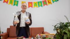Santiago Blanco Esteban, el pasado jueves, con el premio que recibi� de Amencer-Aspace por su labor como voluntario en el centro de d�a de Campolongo