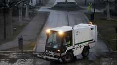 Personal del servicio de limpieza viaria de Monforte trabaja de noche en el jardn de la Compaa, en una imagen de archivo