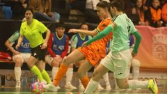 Lari se lleva el bal�n durante el partido contra Penya Esplugues.