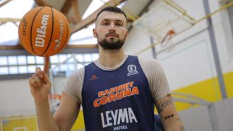 Lukas Uleckas, alero del Leyma Coru�a, posa en el polideportivo de Elvi�a para La Voz.