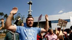 Manifestaci�n en el recinto de la CRTVG de los afectados por las preferentes