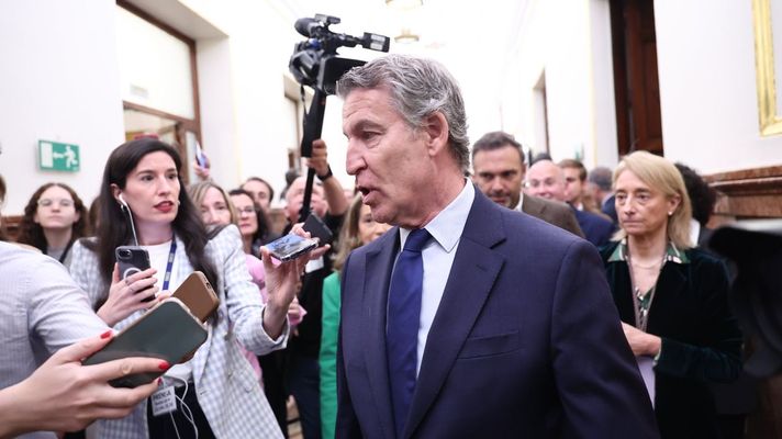 Alberto N&uacute;&ntilde;ez Feijoo responde a los periodistas tras un pleno en el Congreso.