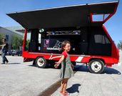 Una ni�a muestra su asombro al descubrir la furgoneta estacionada en la Alameda.