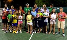 Los vencedores del torneo de tenis Cidade de Monforte posan con sus trofeos en las pistas de A Pinguela