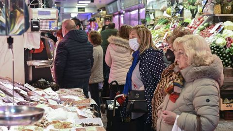 Clientes con mascarilla y sin ella