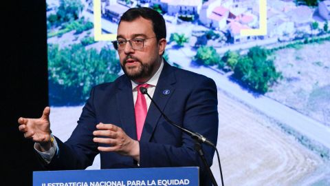 El presidente del Gobierno, Pedro S�nchez, la vicepresidenta tercera y ministra para la Transici�n Ecol�gica y el Reto Demogr�fico, Sara Aagesen, y el jefe del Ejecutivo asturiano, Adri�n Barb�n (c), participan en la presentaci�n de la II Estrategia Nacional para la Equidad Territorial y el Reto Demogr�fico, este mi�rcoles en Infiesto