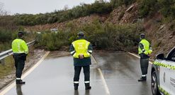 Tierra, piedras y �rboles mantienen cortada la carretera
