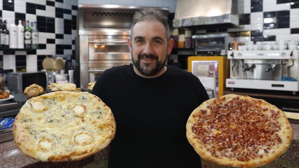 Emilio Vila, con dos de las suculentas pizzas artesanas que elabora en A Taberna do Milo, en Allariz.