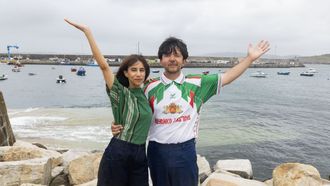 Natalia y Borja, los Prieto Flores, en Laxe este mes de agosto. l lleva la camiseta de Boyanka Kostova