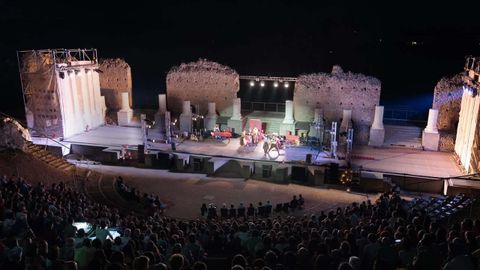 Actuación durante el Festival de Teatro que se celebra cada agosto en el teatro romano de Clunia, en la provincia de Burgos