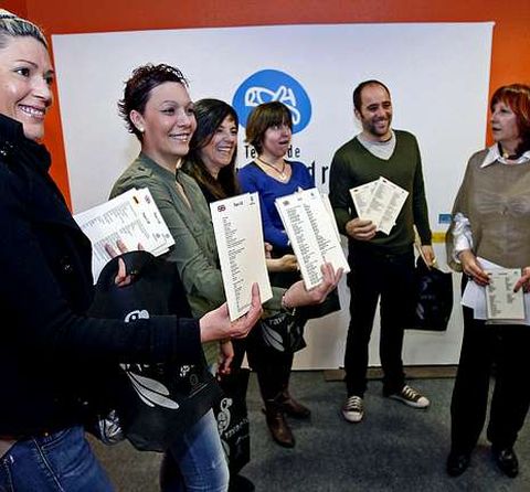 La concejala de Turismo, Carlota Rom�n entreg� ayer a los responsables de algunos de los restaurantes de Pontevedra participantes en la iniciativa, las cartas men� triling�es (espa�ol, ingl�s y alem�n), que ofrecer�n a sus clientes extranjeros para ser m�s competitivos en sus negocios. En las imagenes los responsables de La Tortillita, El Pitillo,  Gloria, Piano y Taberna Zentola.