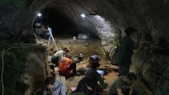 Investigadores trabajando en el yacimiento arqueol�gico de Cova Eir�s, en Triacastela