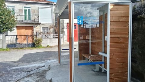 Nueva marquesina de parada de autob�s en As Pegas (Sandi�s).
