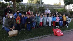 Alumnos del colegio de Xunqueira de Amb�a, salieron a buscar setas con el programa Voz Natura