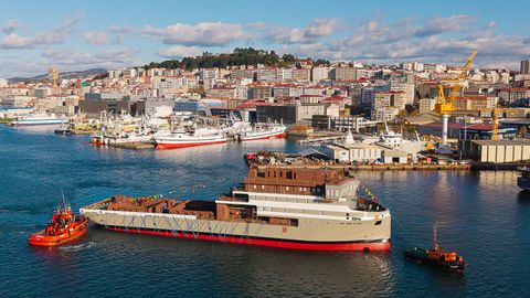 El buque, recin botado, con la flota gallega de Malvinas y la fachada de Vigo de fondo.