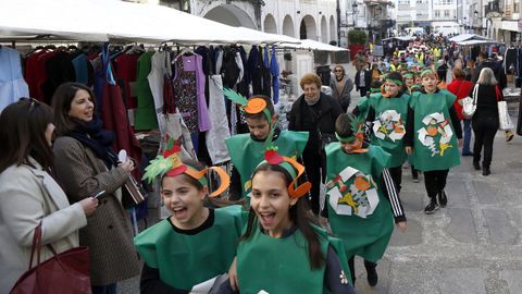 Los nios del Jaime Balmes disfrazados de contedores de reciclaje. VOZ NATURA