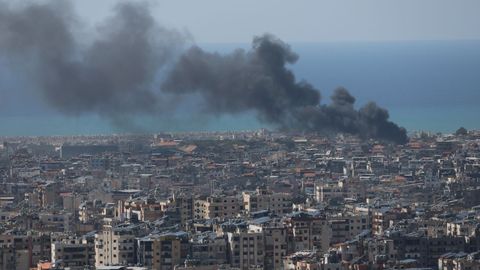 Columnas de humo tras un bombardeo israel� en la capital del L�bano, Beirut.