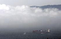 Un mercante se adentra en en el banco de niebla mientras sale al mar en la r�a de Vigo