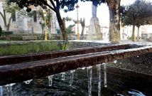 Car�mbanos de hielo en una fuente del centro urbano de Lal�n, una imagen com�n en invierno.