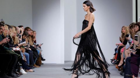 Kendall Jenner desfil con un vestido negro de lentejuelas