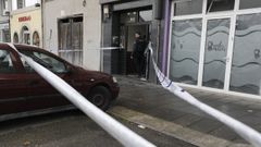 Portal precintado en el edificio donde viv�a Rejane con su pareja en Covas 