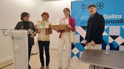 A monfortina Claudia P�rez Barrientos, segunda pola esquerda, na entrega dos premios en Lugo cos presentadores do acto e a responsable da �rea de Cultura da Deputaci�n, Maite Ferreiro