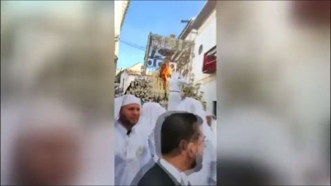 Arde la Virgen del Roc�o en plena procesi�n en V�lez-M�laga
