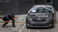 Miembros de un cuerpo especial antiexplosivos revisan un veh�culo