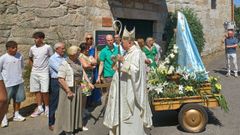 El padre Carballo volvi&oacute; a recorrer las calles de su pueblo natal, presidiendo la procesi&oacute;n