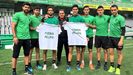 Sandoval y varios juguadores del C�rdoba posan con la camiseta