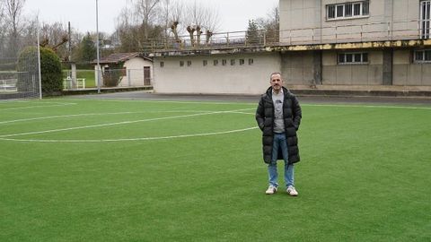 El alcalde de Siero, �ngel Garc�a, visita la nueva pista de c�sped artificial.