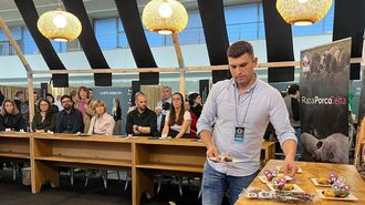 Foto de archivo de Nando Lpez promocionando su ganadera y sus productos elaborados en Etiqueta Negra, en Pontevedra